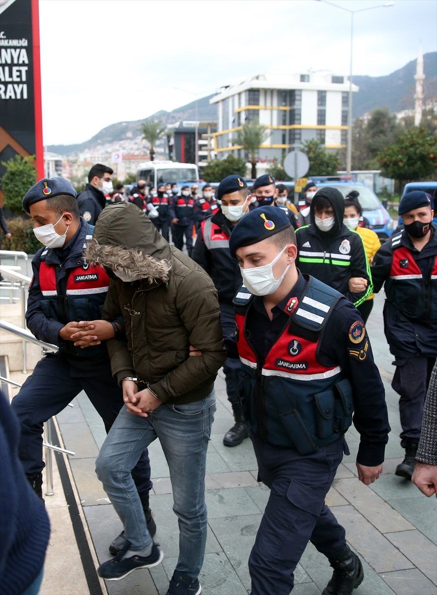 Antalya'da Uyuşturucu Operasyonunda Yakalanan Şüphelilerden 20'si Adliyeye Sevk Edildi