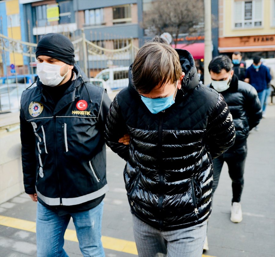 Eskişehir'de Kovalamaca Sonucu 5 Uyuşturucu Şüphelisi Yakalandı