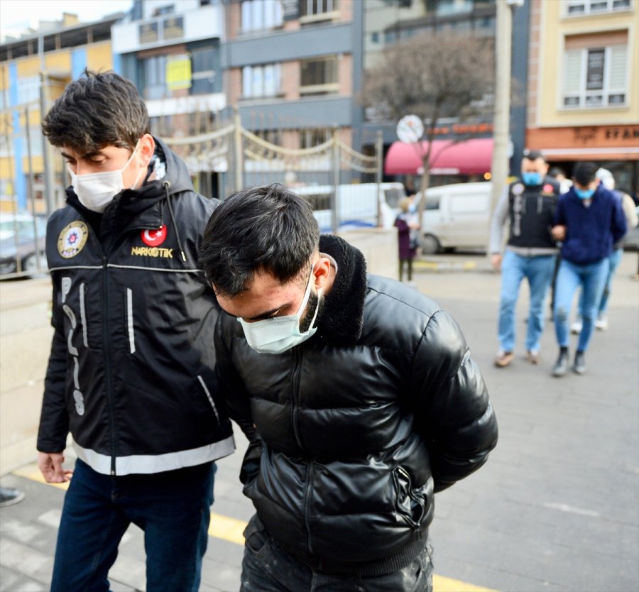 Eskişehir'de Kovalamaca Sonucu 5 Uyuşturucu Şüphelisi Yakalandı