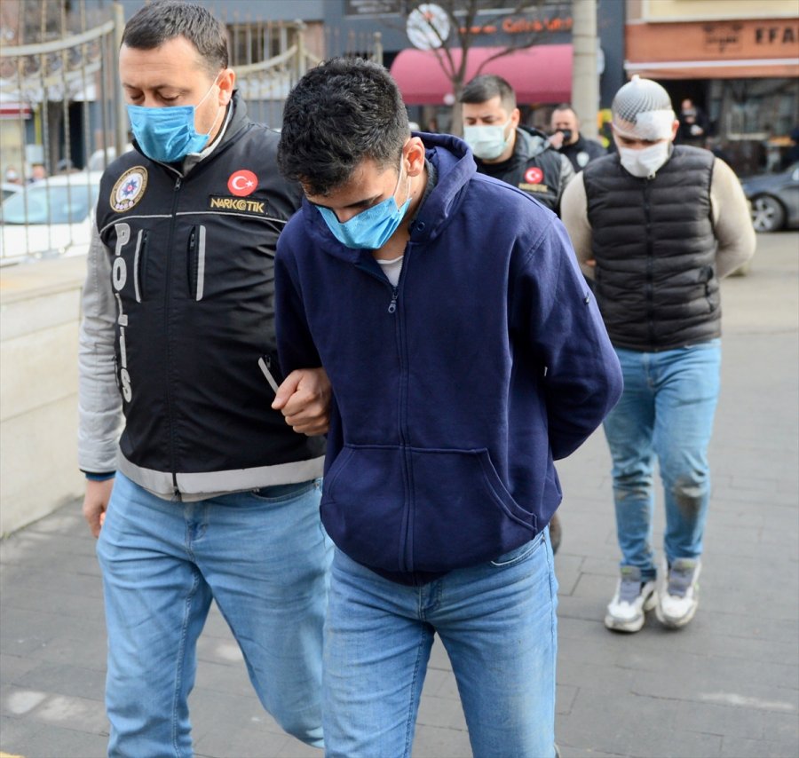 Eskişehir'de Kovalamaca Sonucu 5 Uyuşturucu Şüphelisi Yakalandı
