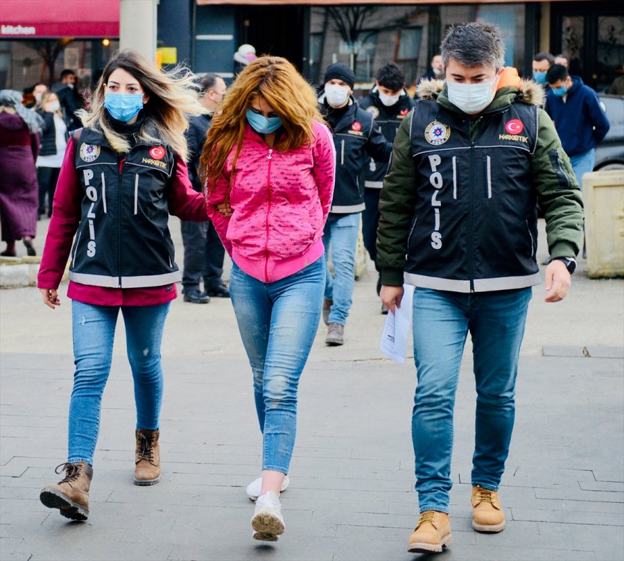 Eskişehir'de Kovalamaca Sonucu 5 Uyuşturucu Şüphelisi Yakalandı