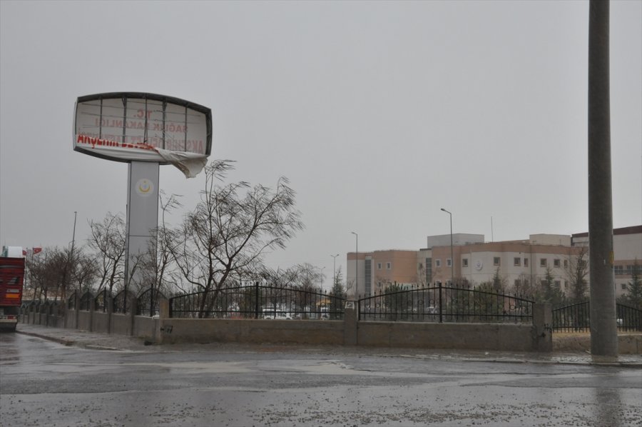 Akşehir'de Şiddetli Rüzgar Hayatı Olumsuz Etkiledi