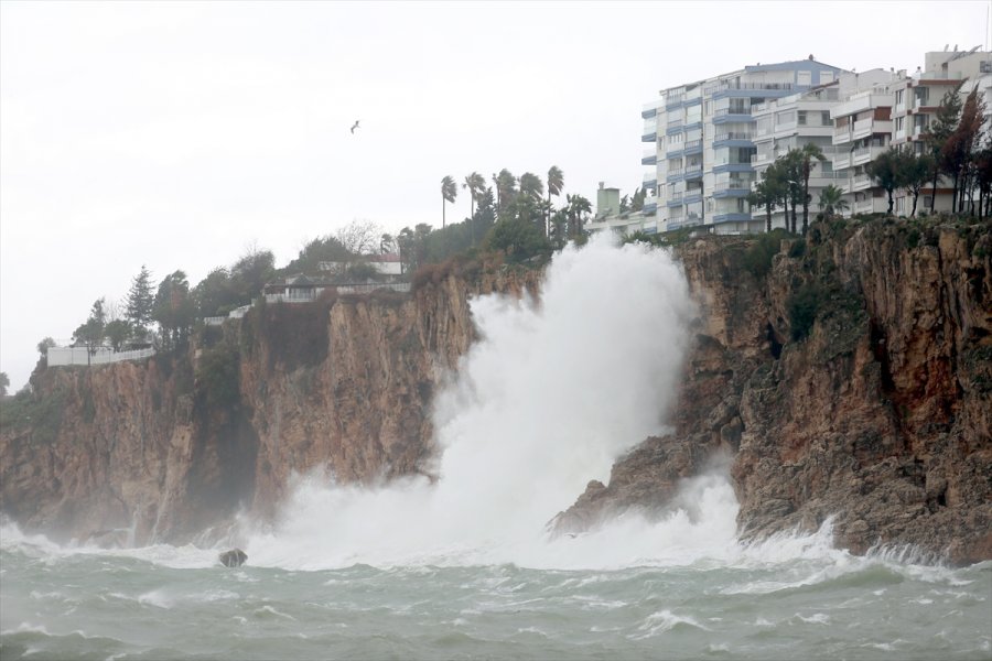 Güncelleme - Antalya'da Kuvvetli Rüzgar Ve Sağanak Etkili Oluyor