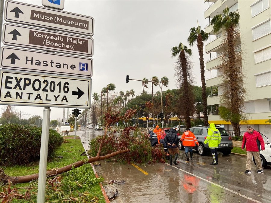Güncelleme 2 - Antalya'da Kuvvetli Rüzgar Ve Sağanak Etkili Oluyor