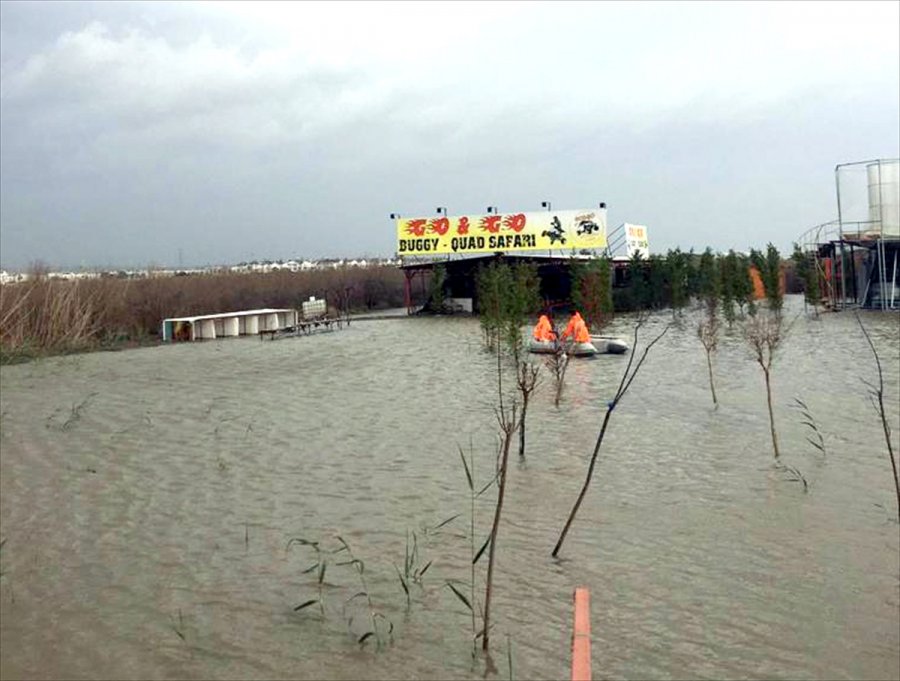 Güncelleme 2 - Antalya'da Kuvvetli Rüzgar Ve Sağanak Etkili Oluyor