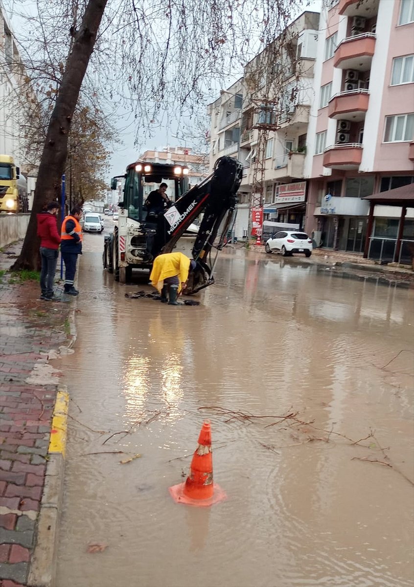 Güncelleme 2 - Antalya'da Kuvvetli Rüzgar Ve Sağanak Etkili Oluyor