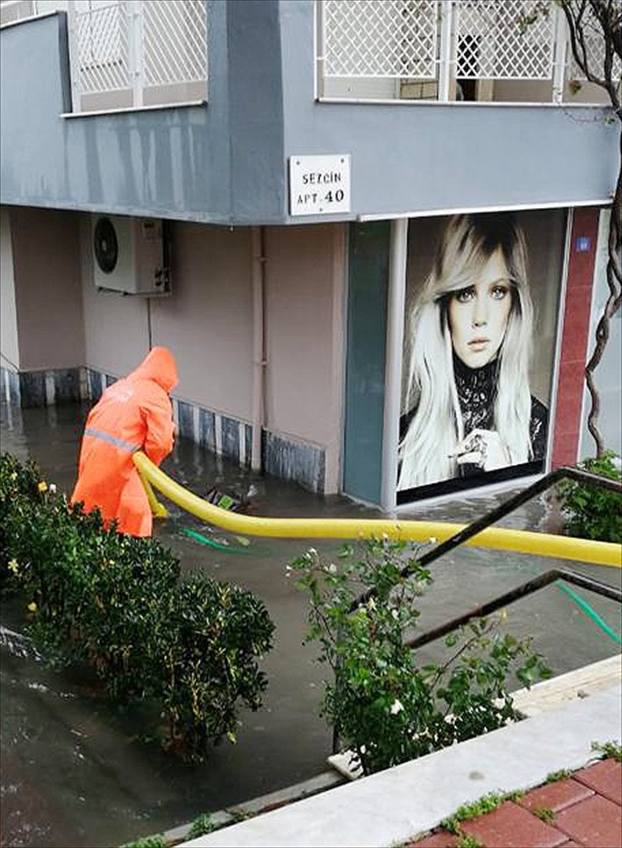 Güncelleme 2 - Antalya'da Kuvvetli Rüzgar Ve Sağanak Etkili Oluyor