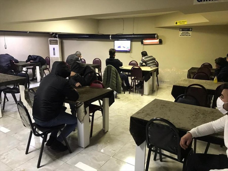 Eskişehir'de Mühürlü Dernek Binalarında Kumar Oynayan 63 Kişiye 282 Bin 618 Lira Ceza
