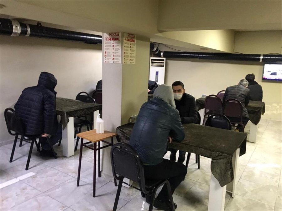 Eskişehir'de Mühürlü Dernek Binalarında Kumar Oynayan 63 Kişiye 282 Bin 618 Lira Ceza