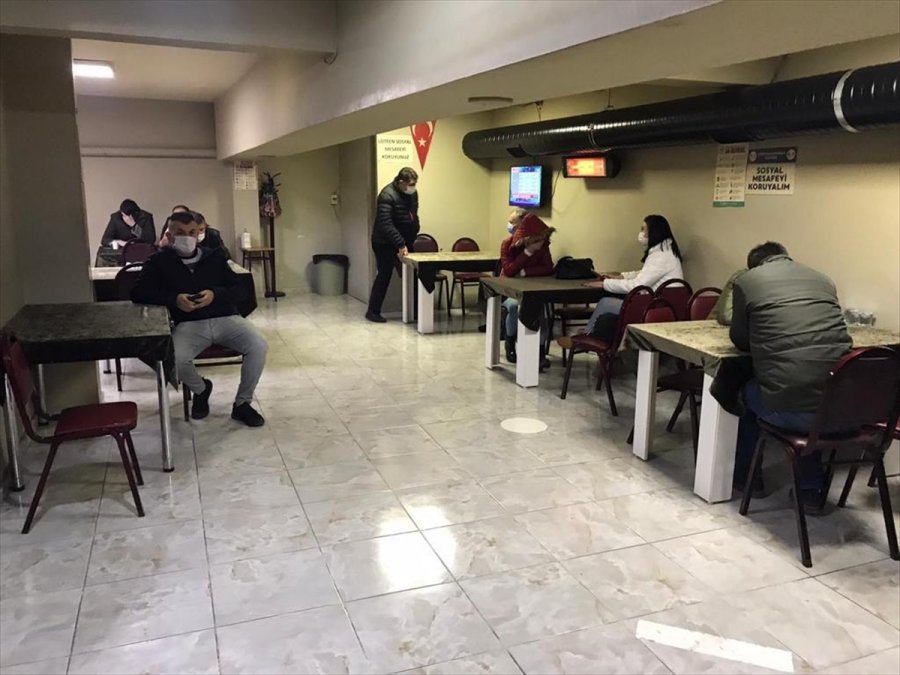 Eskişehir'de Mühürlü Dernek Binalarında Kumar Oynayan 63 Kişiye 282 Bin 618 Lira Ceza