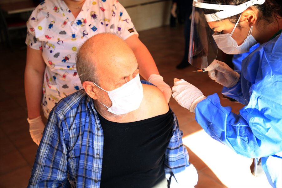 Huzurevi Sakinleri Kovid-19 Aşısı Uygulamasından Memnun