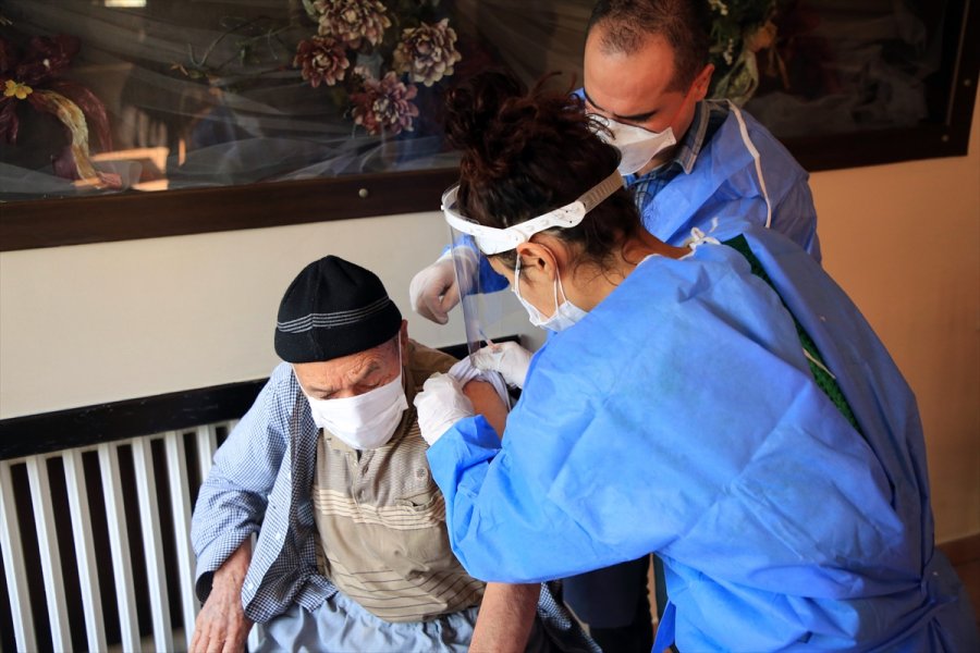 Huzurevi Sakinleri Kovid-19 Aşısı Uygulamasından Memnun