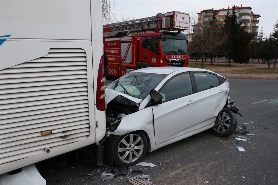 Kayseri'de Otomobile Çarpan Hafriyat Kamyonunun Sürücüsü Kaçtı