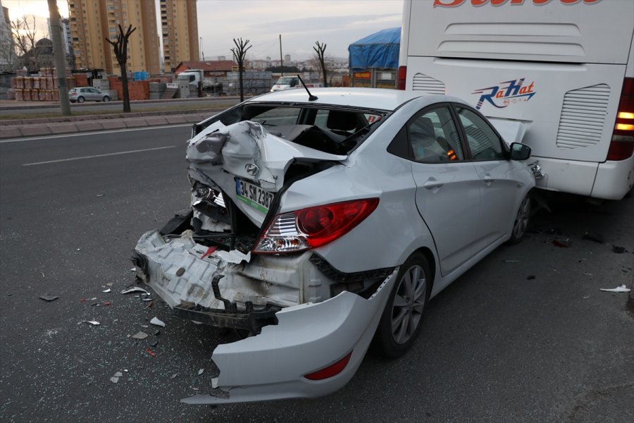 Kayseri'de Otomobile Çarpan Hafriyat Kamyonunun Sürücüsü Kaçtı