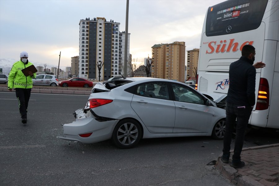 Kayseri'de Otomobile Çarpan Hafriyat Kamyonunun Sürücüsü Kaçtı