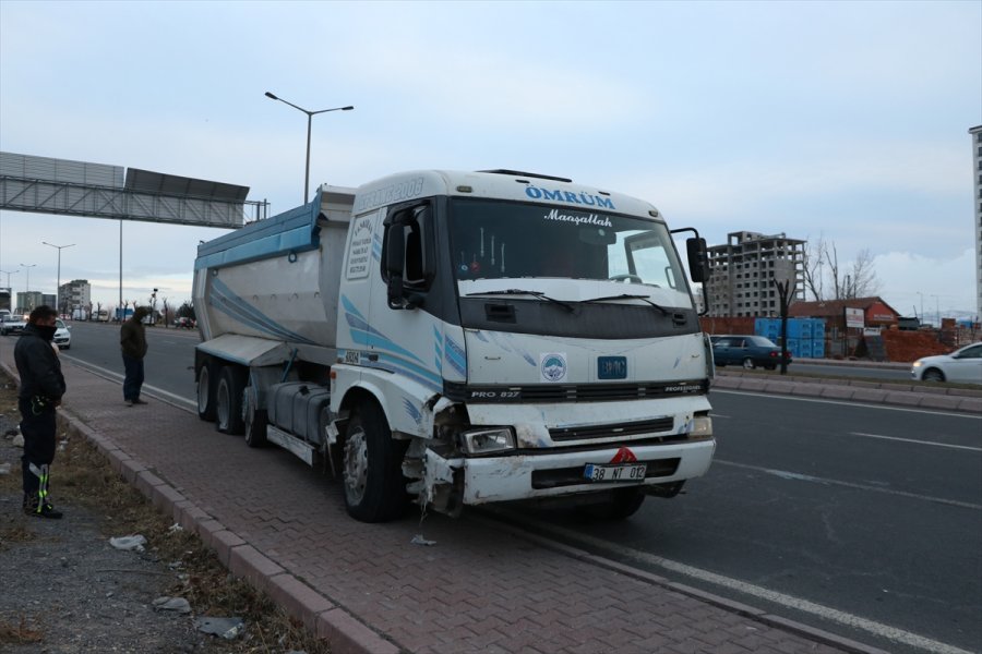 Kayseri'de Otomobile Çarpan Hafriyat Kamyonunun Sürücüsü Kaçtı