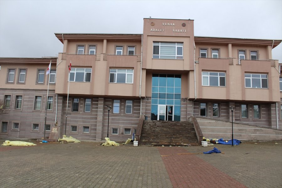 Yunak'ta Kuvvetli Rüzgar Etkili Oldu