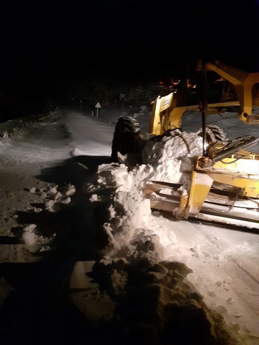 Akşehir'de Kardan Kapanan Yollar Açıldı