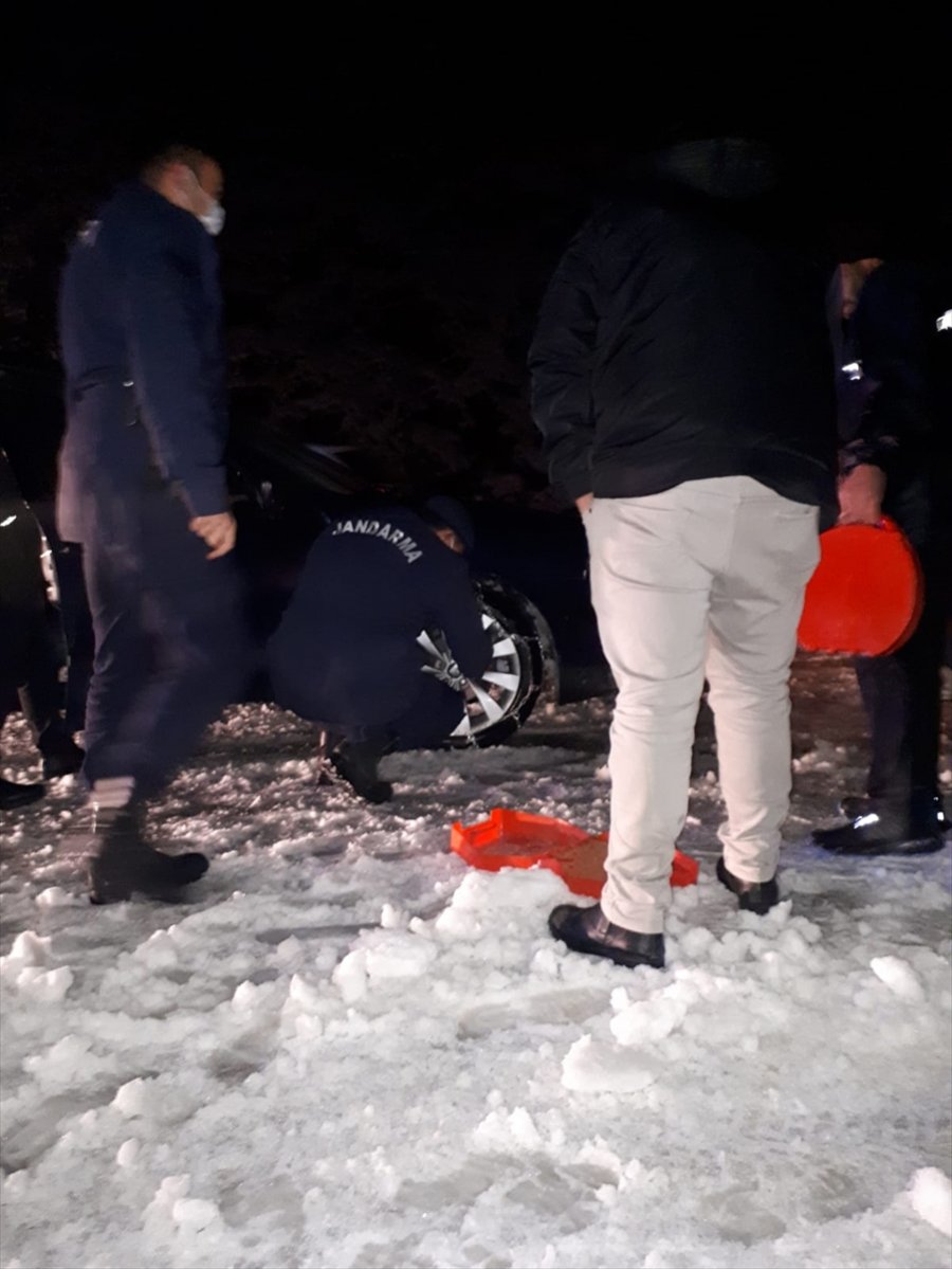 Antalya'da Jandarmadan, Yolda Kalan Sürücülere Yardım Eli