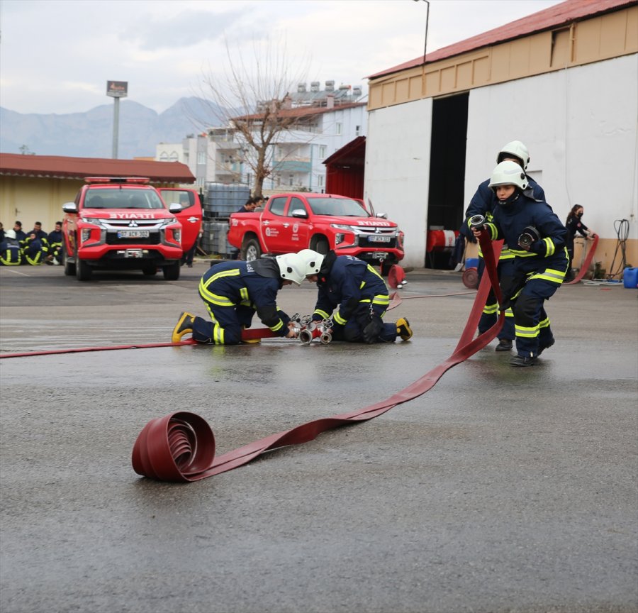 Antalya'da Kadın İtfaiyeciler, Eğitimde Gösterdikleri Performanslarıyla Göz Doldurdu
