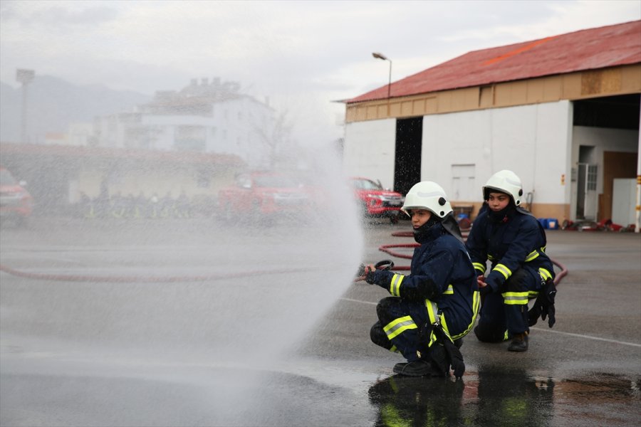 Antalya'da Kadın İtfaiyeciler, Eğitimde Gösterdikleri Performanslarıyla Göz Doldurdu