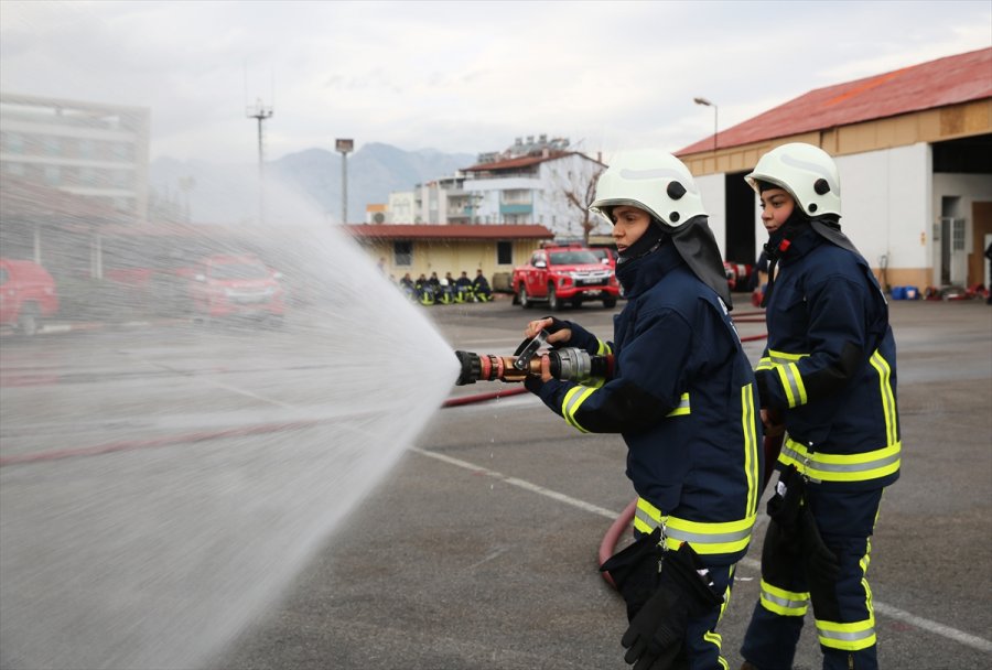 Antalya'da Kadın İtfaiyeciler, Eğitimde Gösterdikleri Performanslarıyla Göz Doldurdu