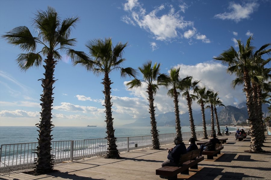 Antalya'da Konyaaltı Sahili'nde Güneşli Hava Keyfi