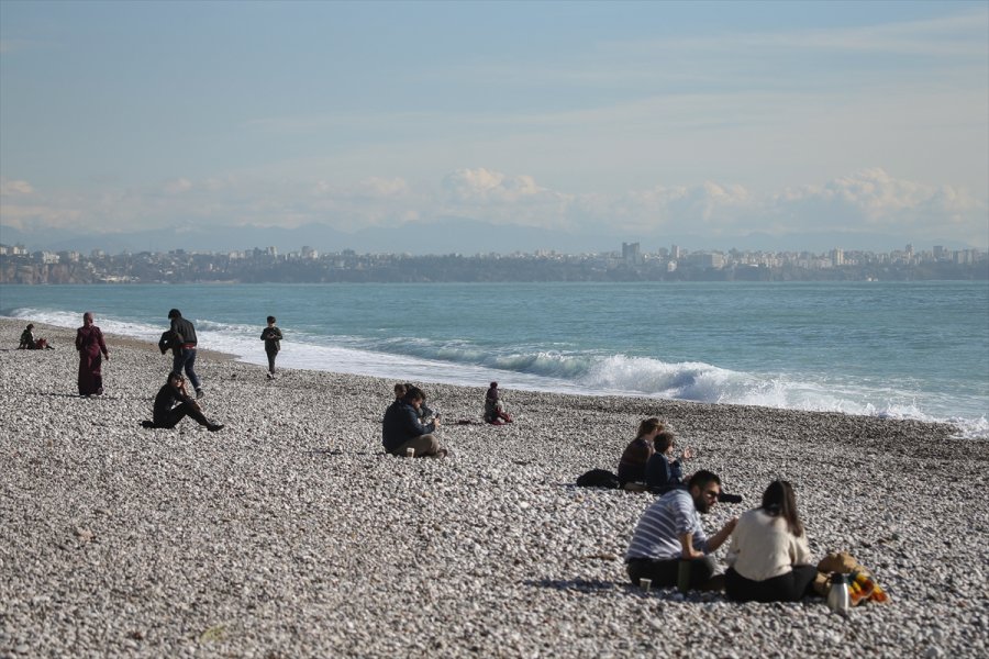 Antalya'da Konyaaltı Sahili'nde Güneşli Hava Keyfi