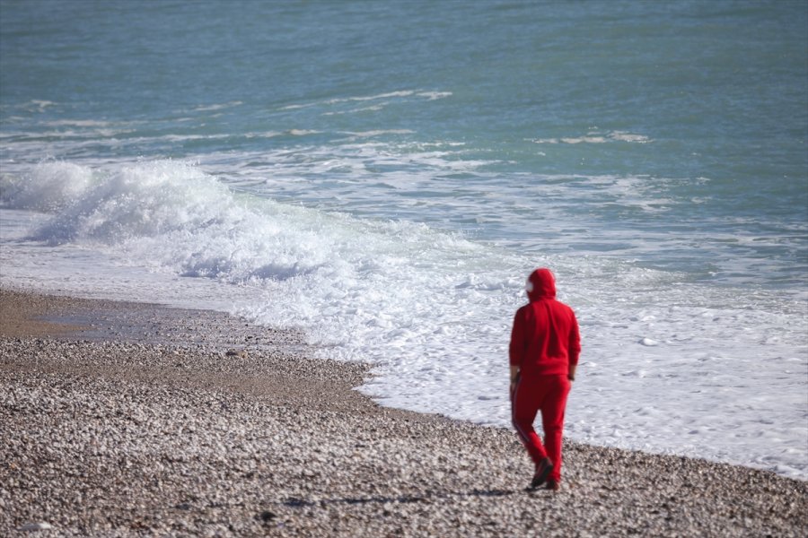 Antalya'da Konyaaltı Sahili'nde Güneşli Hava Keyfi