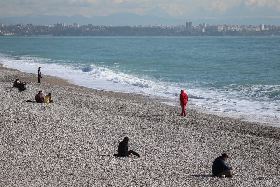 Antalya'da Konyaaltı Sahili'nde Güneşli Hava Keyfi