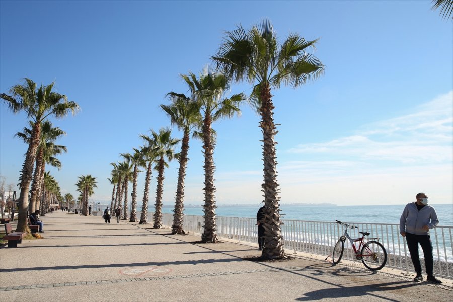 Antalya'da Konyaaltı Sahili'nde Güneşli Hava Keyfi