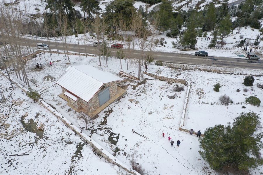Antalya'nın Yaylalarına Yağan Kar, Güzel Görüntüler Oluşturdu