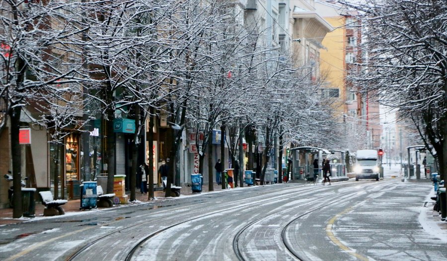 Eskişehir Ve Kütahya'da Kar Yağışı Etkili Oldu
