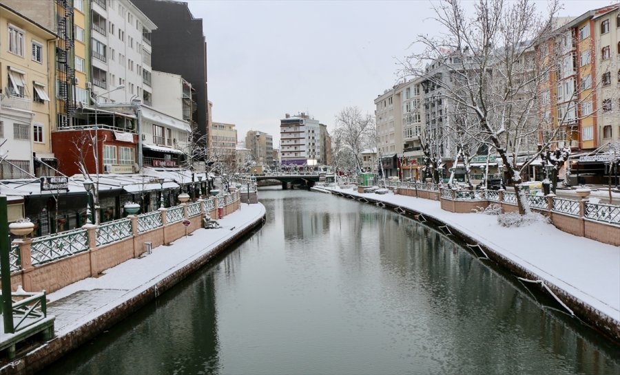 Eskişehir Ve Kütahya'da Kar Yağışı Etkili Oldu