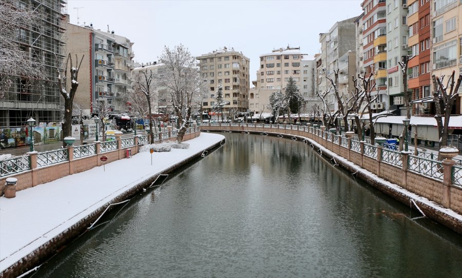 Eskişehir Ve Kütahya'da Kar Yağışı Etkili Oldu