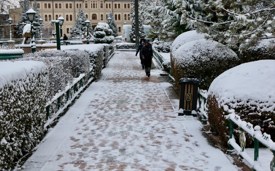 Eskişehir Ve Kütahya'da Kar Yağışı Etkili Oldu