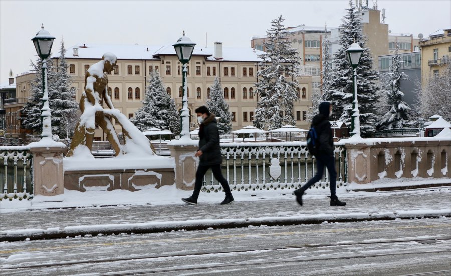 Eskişehir Ve Kütahya'da Kar Yağışı Etkili Oldu
