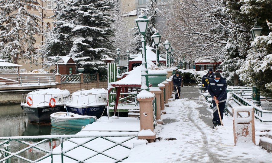 Eskişehir Ve Kütahya'da Kar Yağışı Etkili Oldu
