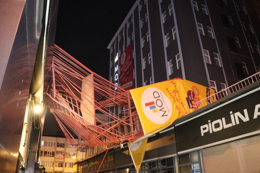 Kayseri'de Fırtına Nedeniyle 7 Katlı Binanın Yangın Merdiveni Devrildi