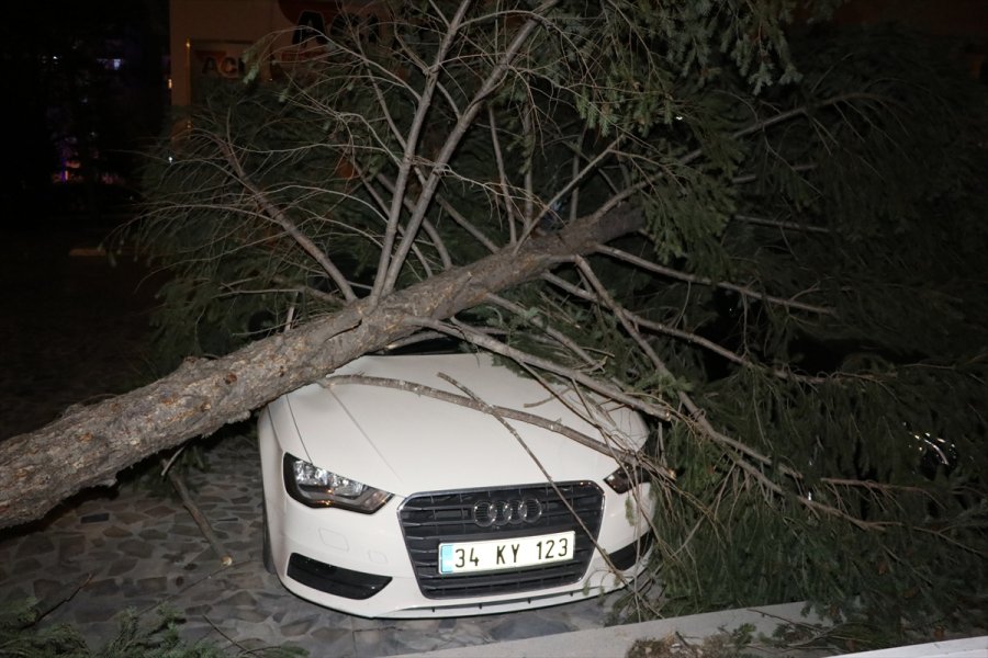Kayseri'de Fırtına Nedeniyle 7 Katlı Binanın Yangın Merdiveni Devrildi