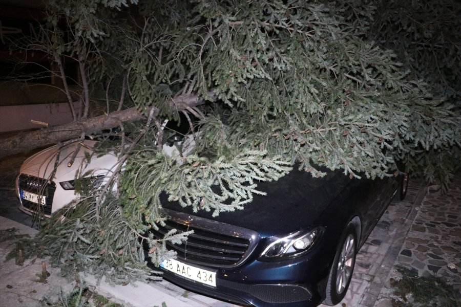 Kayseri'de Fırtına Nedeniyle 7 Katlı Binanın Yangın Merdiveni Devrildi