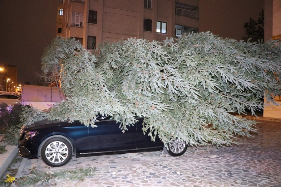 Kayseri'de Fırtına Nedeniyle 7 Katlı Binanın Yangın Merdiveni Devrildi