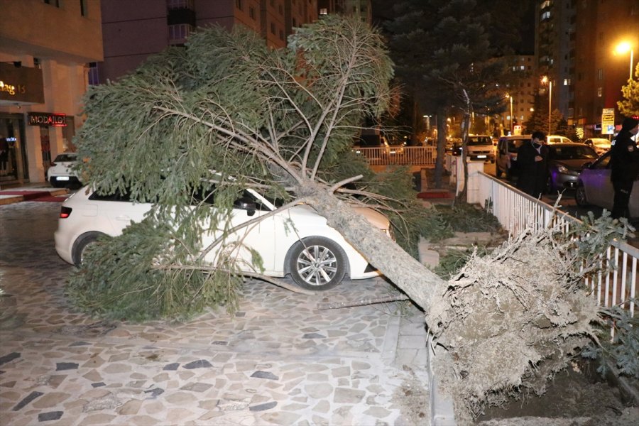 Kayseri'de Fırtına Nedeniyle 7 Katlı Binanın Yangın Merdiveni Devrildi