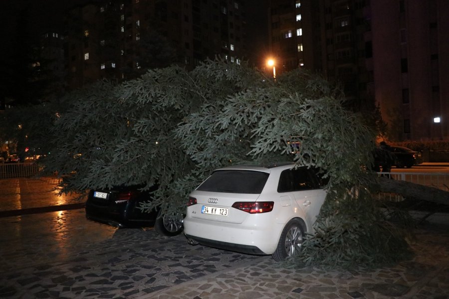 Kayseri'de Fırtına Nedeniyle 7 Katlı Binanın Yangın Merdiveni Devrildi