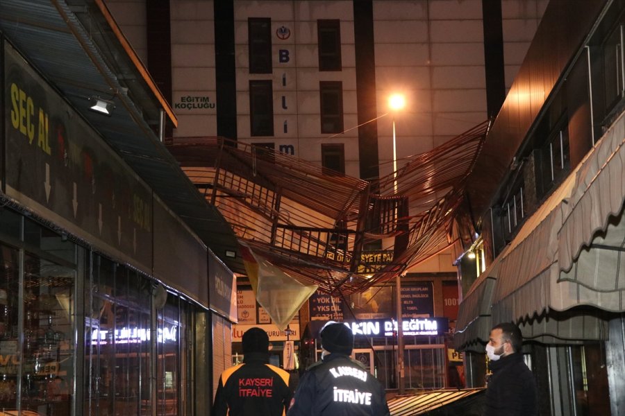 Kayseri'de Fırtına Nedeniyle 7 Katlı Binanın Yangın Merdiveni Devrildi