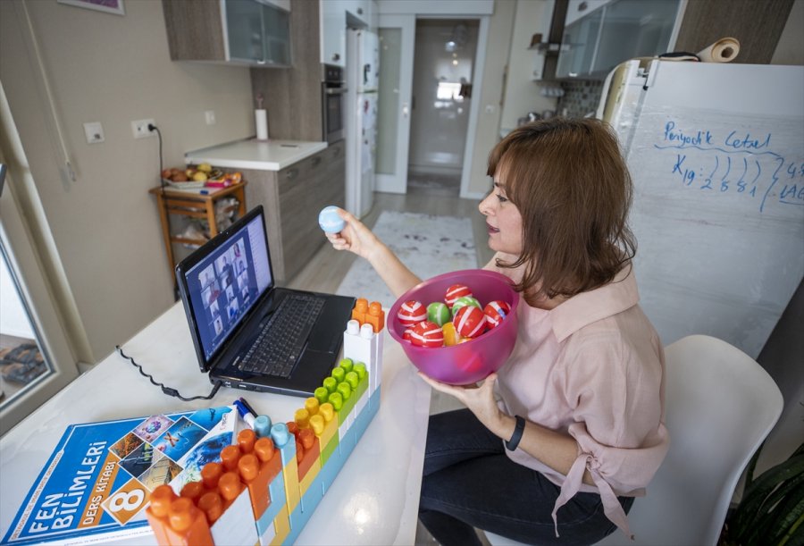 Koronavirüsle Değişen Hayat - Öğrencileri İçin Mutfağını Sınıfa, Buzdolabını Tahtaya, Oyuncakları Deney Materyaline Dönüştürdü