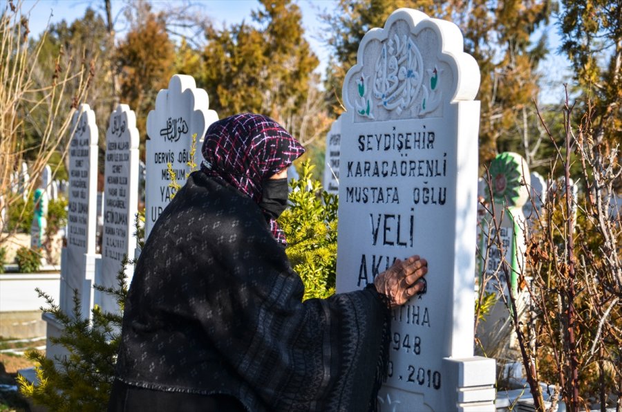 Nazife Nine Eşine Özlemle Pazar Tezgahında 