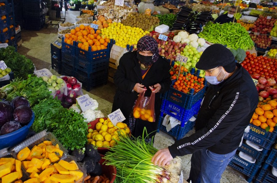 Nazife Nine Eşine Özlemle Pazar Tezgahında 