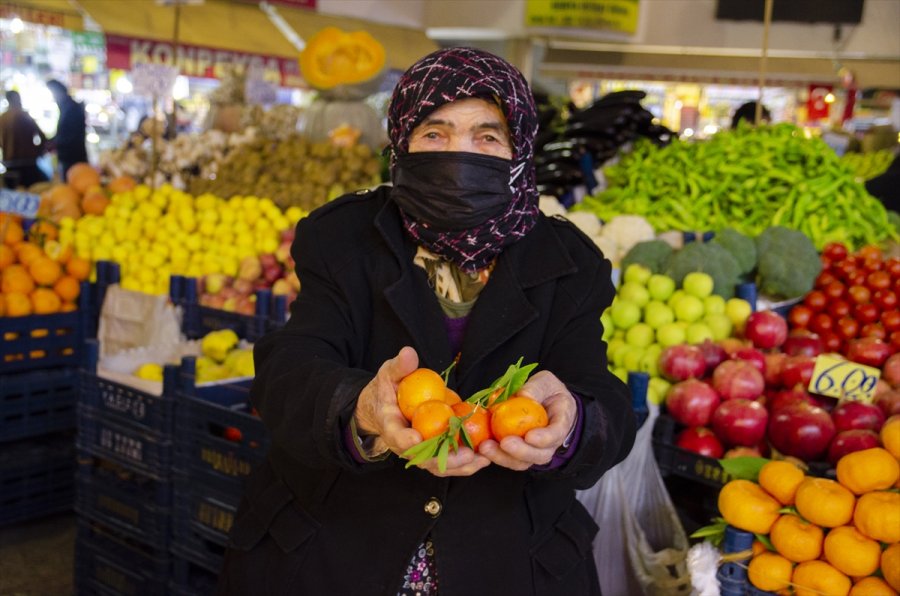 Nazife Nine Eşine Özlemle Pazar Tezgahında 