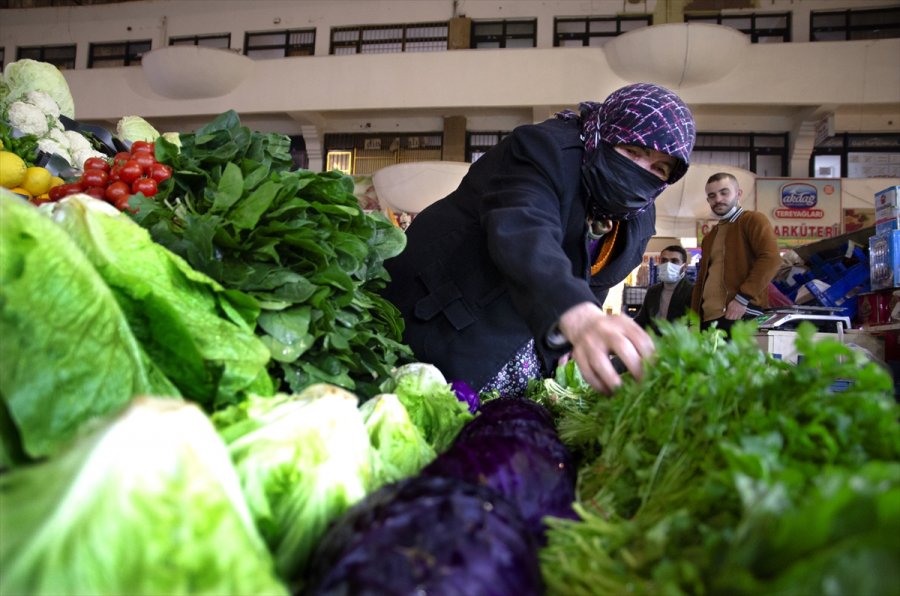 Nazife Nine Eşine Özlemle Pazar Tezgahında 